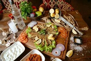 de madera mesa con clasificado bochas de comida foto