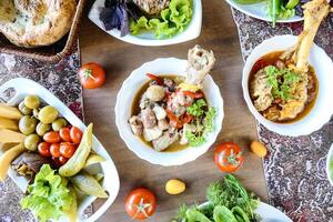 mesa adornado con platos de comida y bochas de vegetales foto