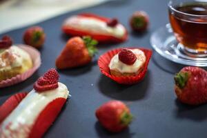 rojo y blanco postres en mesa con taza de té foto