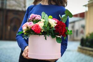 mujer participación rosado caja con flores foto