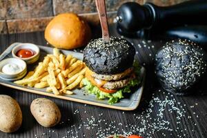 delicioso hamburguesa y crujiente papas fritas en un plato foto