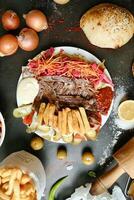 mesa con platos de comida y francés papas fritas foto