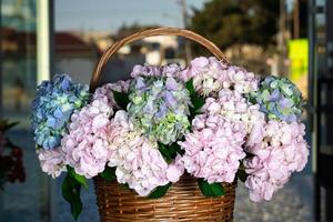 cesta lleno con rosado y azul flores foto