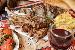 mesa con comida platos y vaso de vino foto