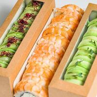 clasificado Sushi cajas lleno con diferente tipos de Sushi foto