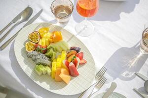 mesa de desayuno de lujo hermoso fondo de cielo de mar tropical. idílica mañana romántica amor parejas tiempo en vacaciones de verano. concepto de vacaciones románticas de luna de miel. viajes y estilo de vida, restaurantes de destino foto