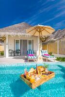 desayuno en piscina, desayuno flotante en lujoso resort tropical. mesa para relajarse en el agua tranquila de la piscina, desayuno saludable y plato de frutas junto a la piscina del centro turístico. pareja tropical playa estilo de vida de lujo foto