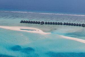 fantástico aéreo paisaje, lujo tropical recurso o hotel con agua villas y hermosa playa escénico. increíble pájaro ojos ver en Maldivas, paisaje marina aéreo ver terminado Maldivas, de viaje foto
