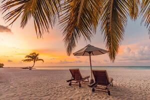 tranquilo mar arena puesta de sol cielo relajante playa. amor Pareja romántico libertad viaje turismo paisaje. idílico exótico sillas paraguas, palma árbol hojas, zona tropical frente a la playa complejo. verano vacaciones isla foto