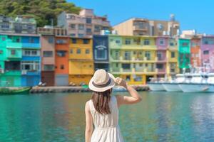 mujer viajero visitando en Taiwán, turista con sombrero Turismo en quilla, vistoso zhengbin pescar puerto, punto de referencia y popular atracciones cerca taipei ciudad . Asia viaje concepto foto