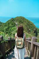 mujer viajero visitando en Taiwán, turista con mochila Turismo en bitou capa excursionismo camino, nuevo taipei ciudad. punto de referencia y popular atracciones cerca Taipéi. Asia viaje concepto foto