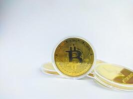 foto dorado bitcoins en blanco antecedentes