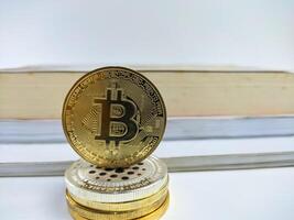 foto dorado bitcoins en blanco antecedentes