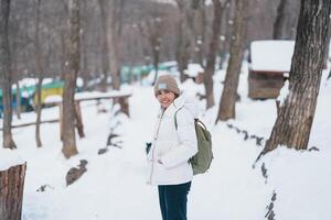 mujer turista con nieve en invierno temporada a zao zorro aldea, viajero Turismo miyagi prefectura. punto de referencia y popular para atracción cerca Sendai, tohoku, Japón. viaje y vacaciones foto