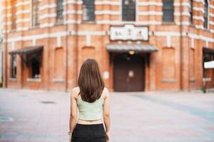 mujer viajero visitando en Taiwán, turista Turismo a rojo casa o antiguo teatro en ximén, taipei ciudad. punto de referencia y popular atracciones Asia viajar, viaje y vacaciones concepto foto