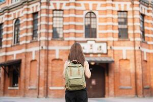 mujer viajero visitando en Taiwán, turista Turismo a rojo casa o antiguo teatro en ximén, taipei ciudad. punto de referencia y popular atracciones Asia viajar, viaje y vacaciones concepto foto