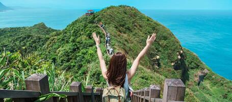 mujer viajero visitando en Taiwán, turista con mochila Turismo en bitou capa excursionismo camino, nuevo taipei ciudad. punto de referencia y popular atracciones cerca Taipéi. Asia viaje concepto foto