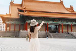 mujer viajero visitando en Taiwán, turista con sombrero Turismo en nacional chiang kai shek monumento o salón libertad cuadrado, taipei ciudad. punto de referencia y popular atracciones Asia viaje concepto foto