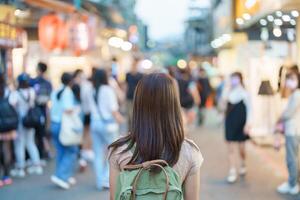 mujer viajero visitando en Taiwán, turista con bolso Turismo y compras en shilin noche mercado, punto de referencia y popular atracciones en taipei ciudad. Asia viaje y vacaciones concepto foto