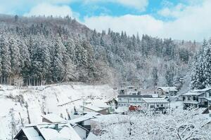 hermosa ver de ginzan onsen pueblo con nieve otoño en invierno temporada es más famoso japonés caliente primavera en yamagata, Japón. foto