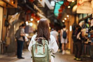 mujer viajero visitando en Taiwán, turista con sombrero y mochila Turismo y compras en jiufen antiguo calle mercado. punto de referencia y popular atracciones cerca taipei ciudad. viaje y vacaciones concepto foto