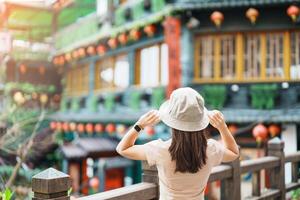 mujer viajero visitando en Taiwán, turista con sombrero Turismo en jiufen antiguo calle pueblo con té casa antecedentes. punto de referencia y popular atracciones cerca taipei ciudad . viaje y vacaciones concepto foto