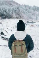 mujer turista visitando ginzan onsen en yamagata, contento viajero Turismo japonés onsen pueblo con nieve en invierno estación. punto de referencia y popular para atracción en Japón. viaje y vacaciones concepto foto