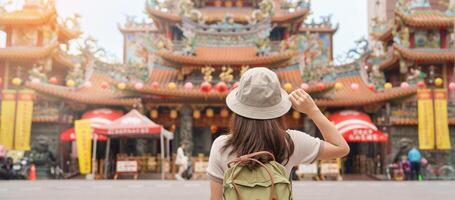 mujer viajero visitando en Taiwán, turista Turismo en songshan ciyou templo, cerca raohe noche mercado, songshan distrito, taipei ciudad. punto de referencia y popular. viaje y vacaciones concepto foto