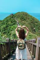 mujer viajero visitando en Taiwán, turista con mochila Turismo en bitou capa excursionismo camino, nuevo taipei ciudad. punto de referencia y popular atracciones cerca Taipéi. Asia viaje concepto foto