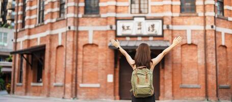 mujer viajero visitando en Taiwán, turista Turismo a rojo casa o antiguo teatro en ximén, taipei ciudad. punto de referencia y popular atracciones Asia viajar, viaje y vacaciones concepto foto