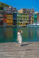 mujer viajero visitando en Taiwán, turista con sombrero Turismo en quilla, vistoso zhengbin pescar puerto, punto de referencia y popular atracciones cerca taipei ciudad . Asia viaje concepto foto