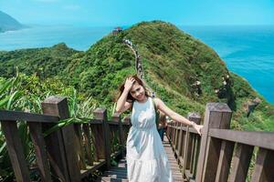 mujer viajero visitando en Taiwán, turista con mochila Turismo en bitou capa excursionismo camino, nuevo taipei ciudad. punto de referencia y popular atracciones cerca Taipéi. Asia viaje concepto foto