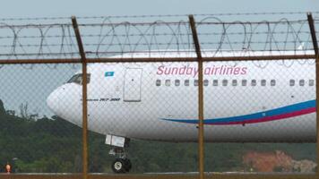 phuket, Tailândia - fevereiro 16, 2023. tomada, comercial jato boeing 767, up-b6703 do domingo companhias aéreas taxiando em a pista às phuket aeroporto. aeronave em a aeródromo. viagem conceito video