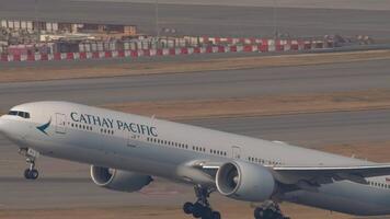 hong kong - november 10, 2019. boeing 777, b-kqj av cathay pacific ta av och klättra på chek knä kok flygplats, hong kong, sida se. passagerare flygplan avresa. resa begrepp video