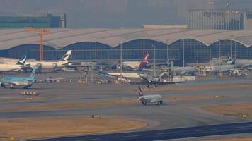 hong kong - novembre 10, 2019. Corrente del Golfo g650er, vp-cgp di privato proprietario decollare e scalata a hong kong aeroporto, lungo sparo, panoramico Visualizza di il campo di aviazione video