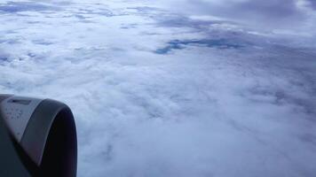 4k naturaleza de nubes, ver desde un avión ventana. viaje concepto. viajero, viaje, vacaciones, turismo, paisaje. aéreo ver cielo video