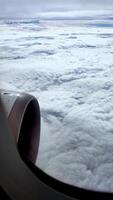 4k natuur van wolken, visie van een vliegtuig venster. reizen concept. reiziger, reis, vakantie, toerisme, landschap. antenne visie lucht video