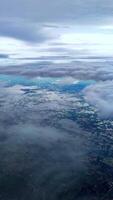 4k natur av moln, se från ett flygplan fönster. resa begrepp. resande, resa, semester, turism, landskap. antenn se himmel video