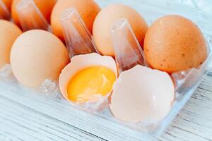 Tienda pollo huevos en un bandeja en cocina tableros foto