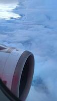 4k naturaleza de nubes, ver desde un avión ventana. viaje concepto. viajero, viaje, vacaciones, turismo, paisaje. aéreo ver cielo video