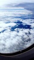 4k natura di nuvole, Visualizza a partire dal un aereo finestra. viaggio concetto. viaggiatore, viaggio, vacanza, turismo, paesaggio. aereo Visualizza cielo video