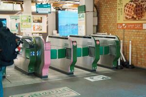 enoshima estación, enoshima dentetsu tren línea en kamakura, japonés ferrocarril conecta kamakura en kamakura con fujisawa estación en fujisawa, kanagawa. kanagawa, Japón, dieciséis noviembre 2023 foto