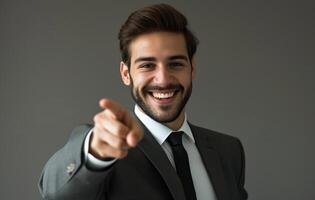 ai generado sonriente empresario señalando dedo a el cámara, marca lanzamiento foto