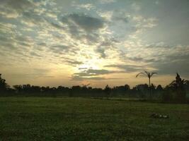 nubes bloqueo luz de sol en el campo foto