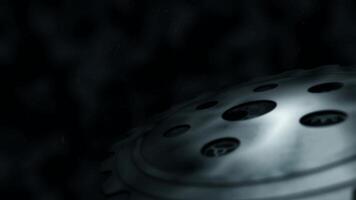 en cirkulär metall redskap hjul med kugghjul inuti, motivering innovation video animering för filmiska titel