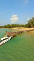 fpv vuelo terminado de madera muelle, blanco playa y turquesa agua, koh mak Tailandia video