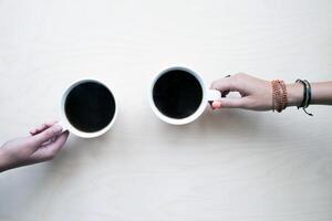 Bosquejo modelo con dos tazas de café para pancartas y otro diseño propósitos, vacío blanco modelo foto