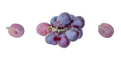 parte superior ver conjunto de un pequeño manojo de rojo o Violeta uva con mitades aislado en blanco antecedentes con recorte camino foto