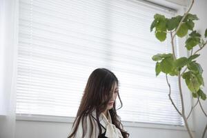 un trabajando japonés mujer por remoto trabajo en el hogar oficina de cerca foto