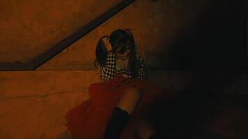 de mauvaise humeur portrait de une Jeune femme séance sur escaliers à nuit, avec spectaculaire éclairage et Urbain style. video